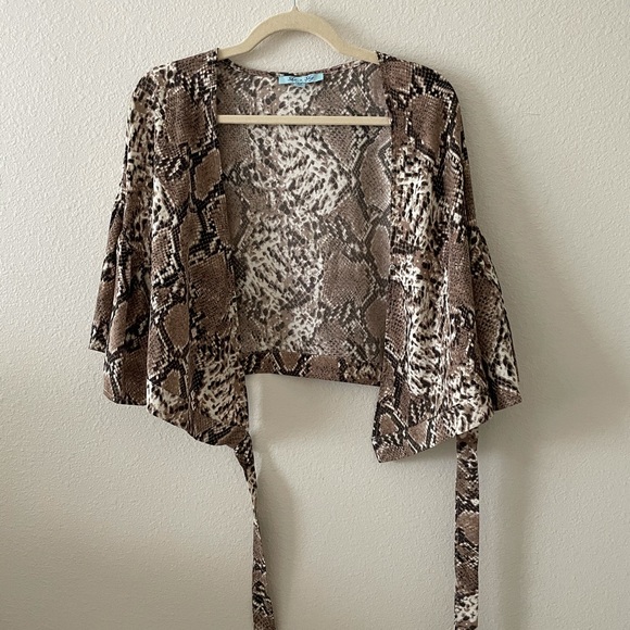 Snake print wrap flutter sleeve crop blouse NWOT - Picture 3 of 7